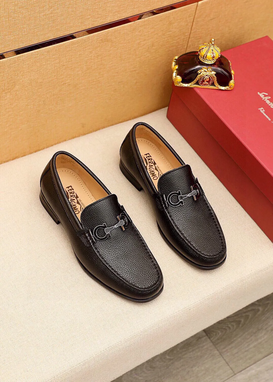 Men's shoes 💰480 💐 Product trademark: Ferragamo "Ferragamo" casual leather shoes Regular size: 38-44 (45🉑️customized) Product materials: Selected imported first-layer pebbled cowhide leather upper + luxury hardware buckle, imported water-dyed cowhide leather lining. Strong three-dimensional visual effect, original outsole color: 4⃣️seed leather materials available